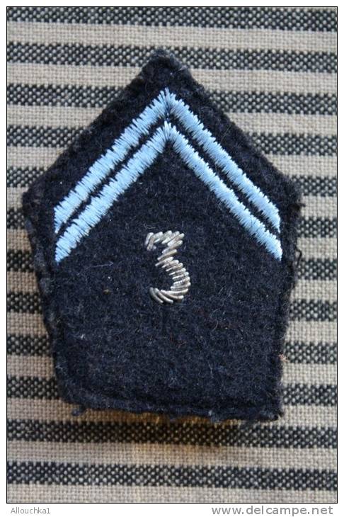 3é Régiment Grade  Bleu à Identifier !! MILITARIA BLASON ECUSSON En TISSU Bleu-doré S/fond Noir AGRAFES AU VERSO - Patches