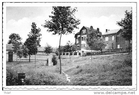 Lavoir 1: Place Communale Et Monument Aux Morts - Héron