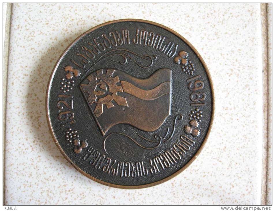 URSS : Medaille Pour Le 60eme Anniversaire Du KGB Georgien. 1er Modele. - Rusland