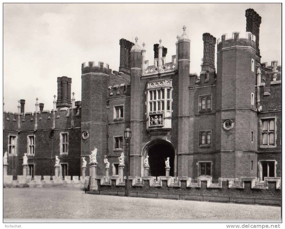 Hampton Court Palace - The Great Gatehouse And The Bridge - Middlesex