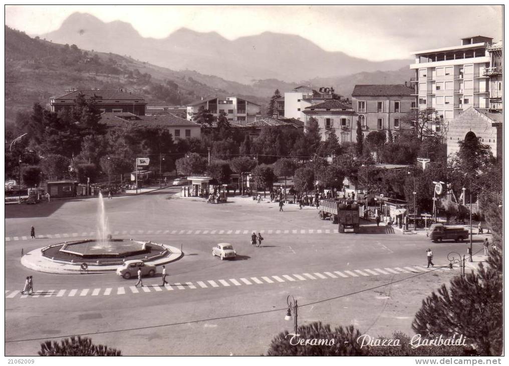 TERAMO - Piazza Garibaldi - ANIMATA Con Rifornimenti Carburanti AGIP API Ed Auto D´epoca - Teramo