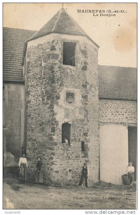 ( CPA 78 )  MAUREPAS  /  Le Donjon  -  (défaut Coin Bas Gauche- - Maurepas