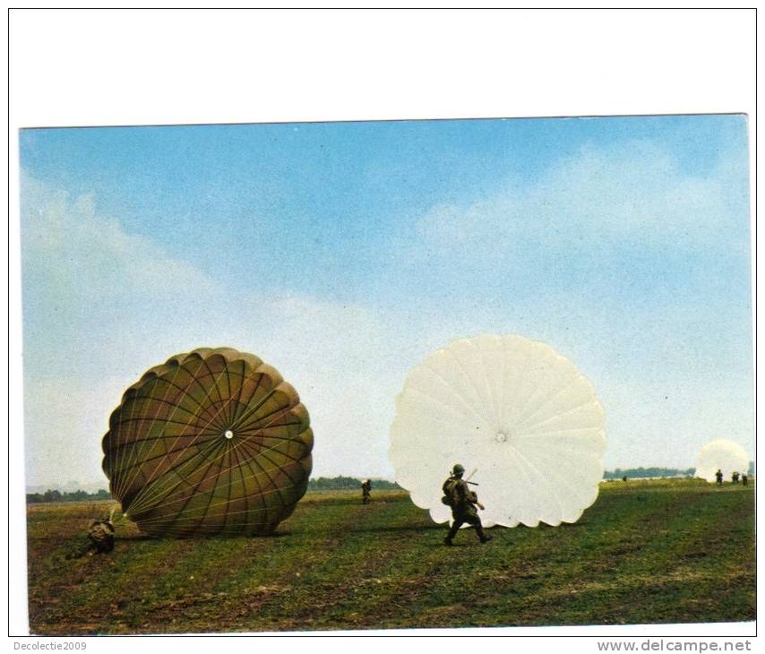 B57927 Parachutists Paratroops Landing Not Used Perfect Shape - Parachutisme