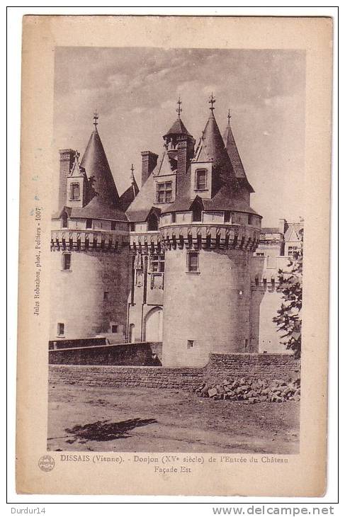 DISSAIS   (Vienne  )  Donjon......de L'entrée Du Château - Autres & Non Classés