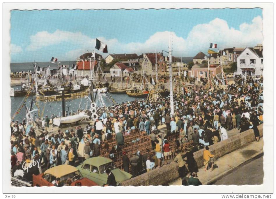 CPSM TRES ANIMEE, GRANDCAMP LES BAINS, LE PORT, LA BENEDICTION DE LA MER, AUTO (S), VOITURE (S) ANCIENNES, CALVADOS 14 - Autres & Non Classés