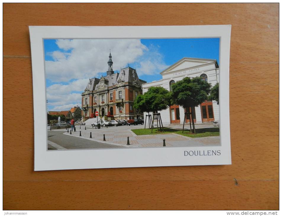 Cp  Doullens  . Le Palais De Justice Et L' Hôtel De Ville - Doullens