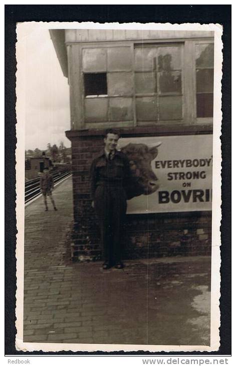 RB 841 - WWII ? Photograph  - Soldier Standing On Station Platform Next To Bovril Poster - Miltary Theme - War, Military