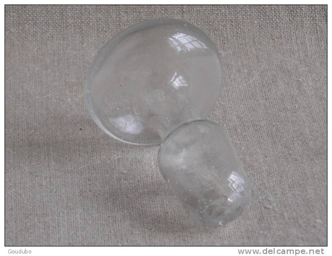 Très Ancien Bouchon Rond, Verre Soufflé Avec Trou En Pied. Voir Photos - Verre & Cristal