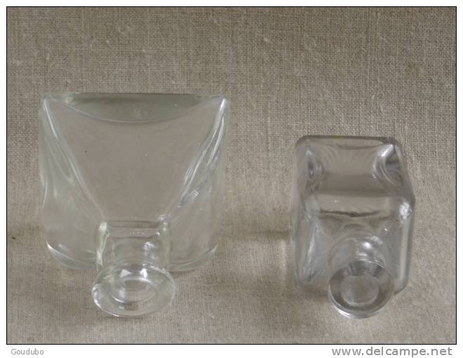 Deux Jolis Flacons Anciens Verre épais. Voir Photos. - Verre & Cristal