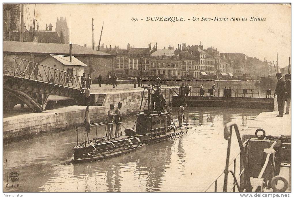 59  DUNKERQUE - Un Sous - Marin Dans Les Ecluses - Sous-marins