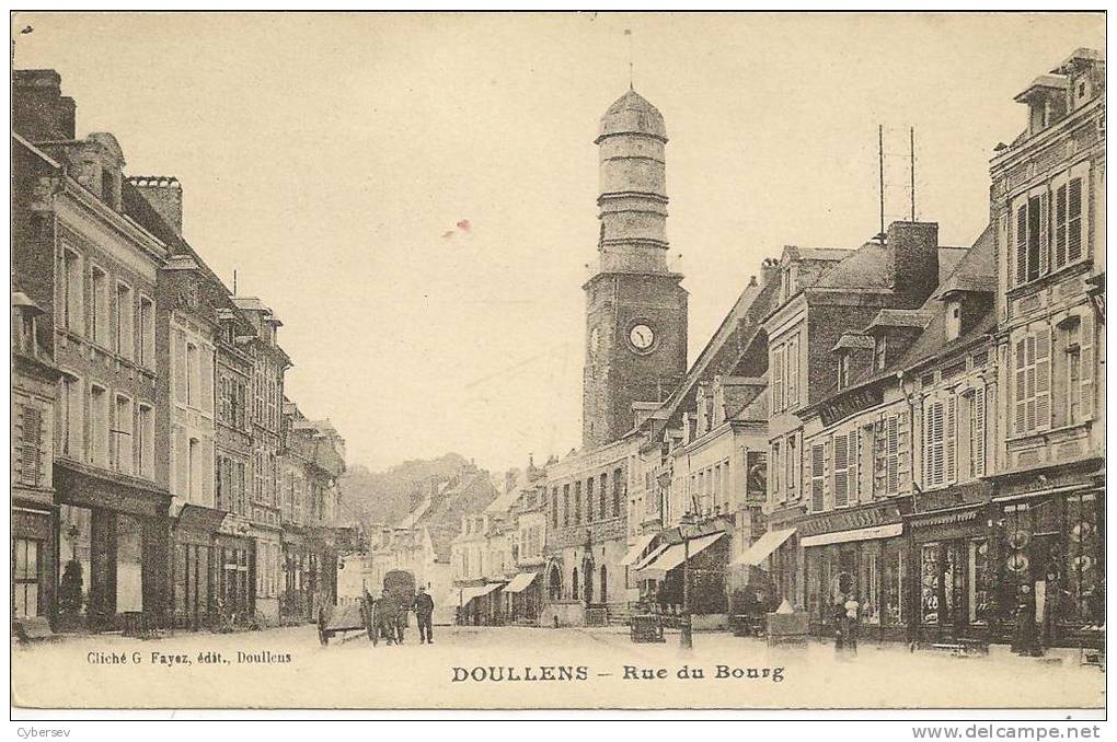 DOULLENS - Rue Du Bourg - Rue Très Commerçante - Nombres Magasins - Animé - TTB - Doullens