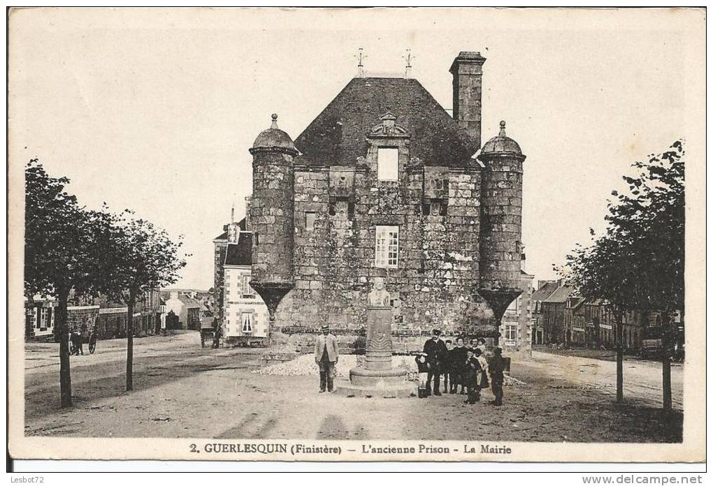 Cpa, Guerlesquin (Finistère), L'ancienne Prison - La Mairie, Bien Animée - Guerlesquin