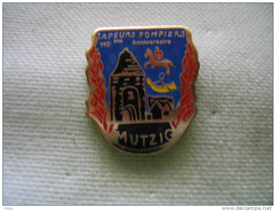 Pin's Du 110eme Anniversaire Des Sapeurs Pompiers De La Ville De MUTZIG - Bomberos