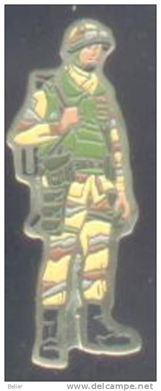 PIN'S SOLDAT - Militari