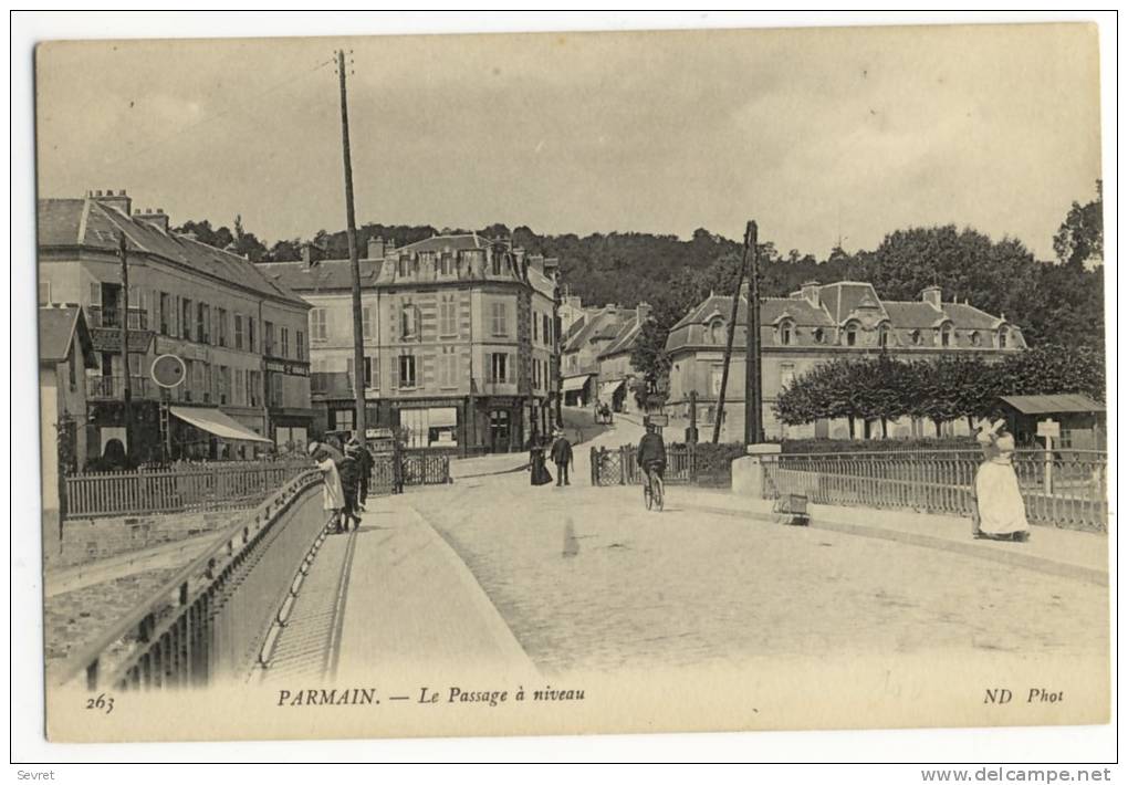 PARMAIN  - Le Passage à Niveau. - Parmain