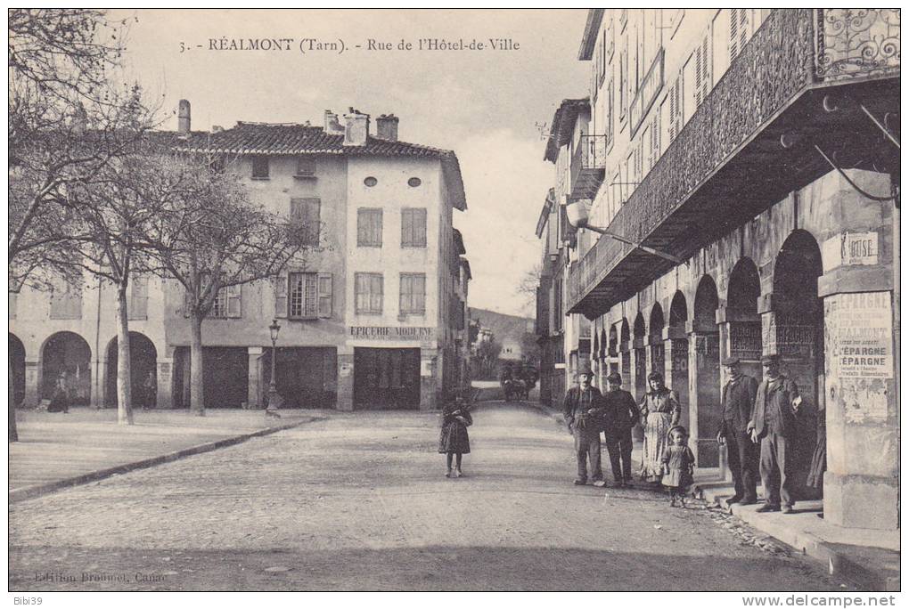 REALMONT.  _  Rue De L'Hotel De Ville. Belle Animation Par Des Personnes Locales. Un Homme Presente Une Carte. Epicerie - Realmont