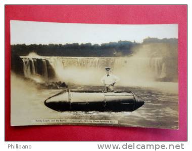 Real Photo  Bobby Leach & His Barrel -Niagara Falls US=====azo Box  -ref 450 - Other & Unclassified