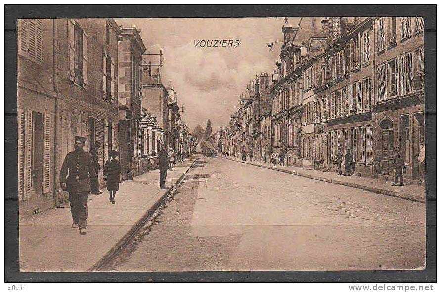 AK     Vouziers       Strassenansicht     Gelaufen  1916     Feldpost - Autres & Non Classés