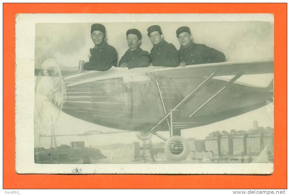 Carte Photo A Identifier  "   4 Hommes Dans Un Avion   " Montage - Photos