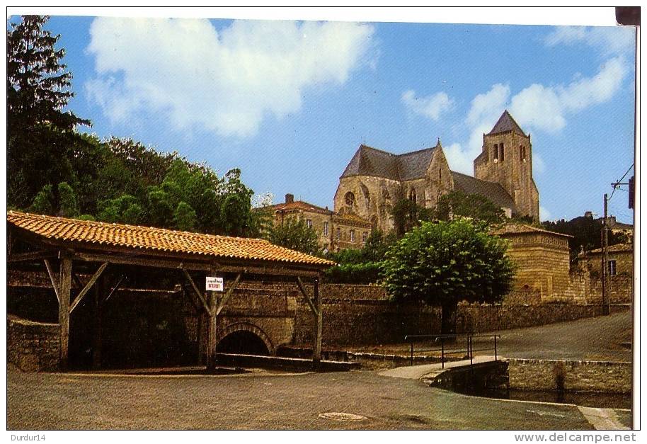 CELLES-SUR-BELLE  ( Deux-Sèvres )  Le Lavoir Et L'Église - Celles-sur-Belle