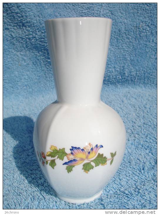 Vase En Porcelaine D' Aynsley, Made In England, Cottage Garden, Peint à La Main, Decor Fleurs Et Papillon (12-853) - Aynsley