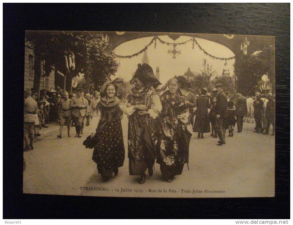 STRASBOURG BAS RHIN 14 JUILLET 1919 RUE DE LA PAIX TROIS JOLIES ALSACIENNES - Strasbourg