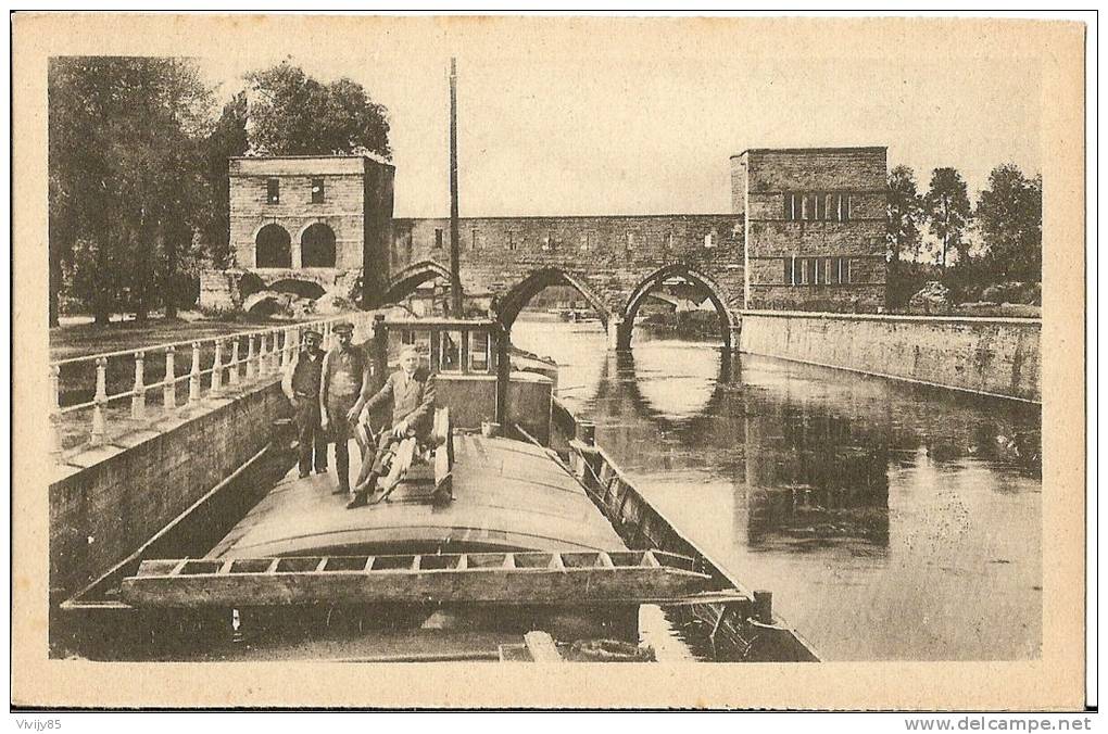 TOURNAI - Belle Carte Animée Du Pont Des Trous.  ( Péniche Avec équipage ) - Navegación - Puerto