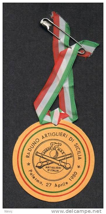 Italia Medaglia/Spilla In Cartoncino Emessa Il 27.4.80 Raduno Artiglieri Di Sicilia Annullo Su Francobollo1979(2 Scans) - Autres & Non Classés