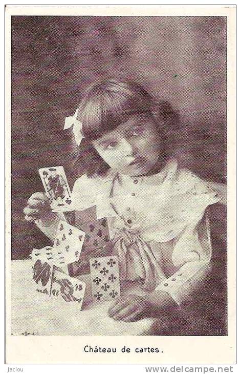 PETITE FILLE ET LE CHATEAU DE CARTES A JOUER   REF 25915 - Speelkaarten