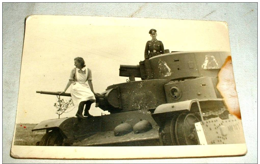 Foto Karte Schwester Und Deutscher Offizier Auf Einem Panzer, Nicht Gelaufen - Guerra 1939-45