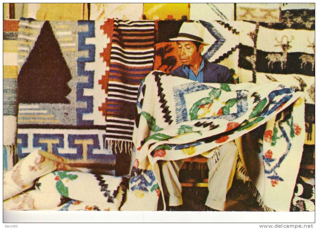 GUATEMALA Artesano De Momostenango Totonicapan Mostrando Los Famosos Ponchos En Su Tienda Tipica - Guatemala