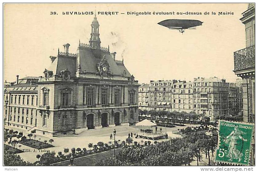 Hauts De Seine - Ref 502-levallois Perret - Dirigeable Evoluant Au Dessus De La Mairie - Carte Bon Etat  - - Dirigibili