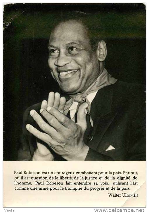 Thèmes  : Réf : C-12-1824 :  Paul Robeson  Reçoit De Walter Ulbricht L´étoile De L´amitié Des Peuples - Artistes