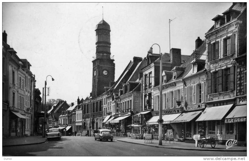 DOULLENS  -  La Rue Du Bourg  (citroen DS) - Doullens