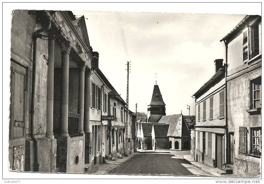 Songeons (60) : La Rue Du Maréchal Joffre Au Niveau De La Mairie Et Vue Sur L'église En 1950 PHOTO VERITABLE. - Songeons