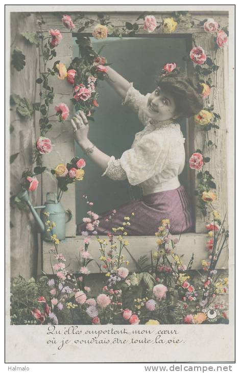 Jeune Femme à Sa Fenêtre Et Guirlande De Roses - Femmes