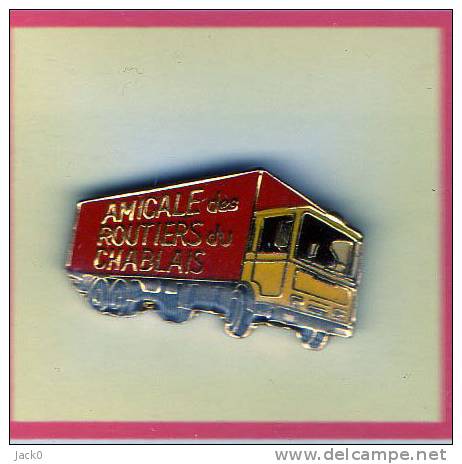 Pin´s  Transport, Automobiles, Camion  Renault  Rouge  Et  Jaune, AMICALE  Des  ROUTIERS  Du  CHABLAIS  ( 74 ) - Renault