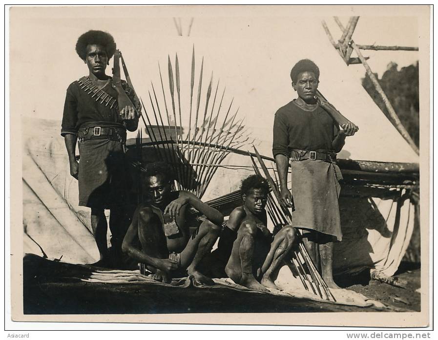 Papua New Guinea Nlle Guinée Milice Indigene Avec Prisonniers  With Prisoners Real P. - Papouasie-Nouvelle-Guinée