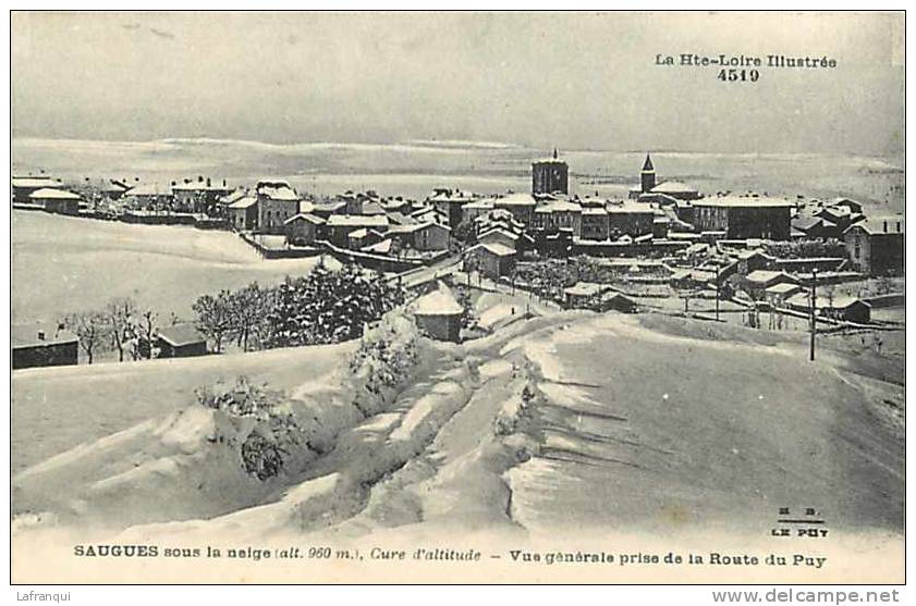 Haute Loire -ref A278- Saugues Sous La Neige -vue Generale Prise De La Route Du Puy - Carte Bon Etat    - - Saugues