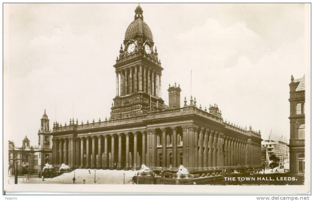 UNITED KINGDOM-ENGLAND LEEDS-THE TOWN HALL--CIRCULATED-1949 - Leeds