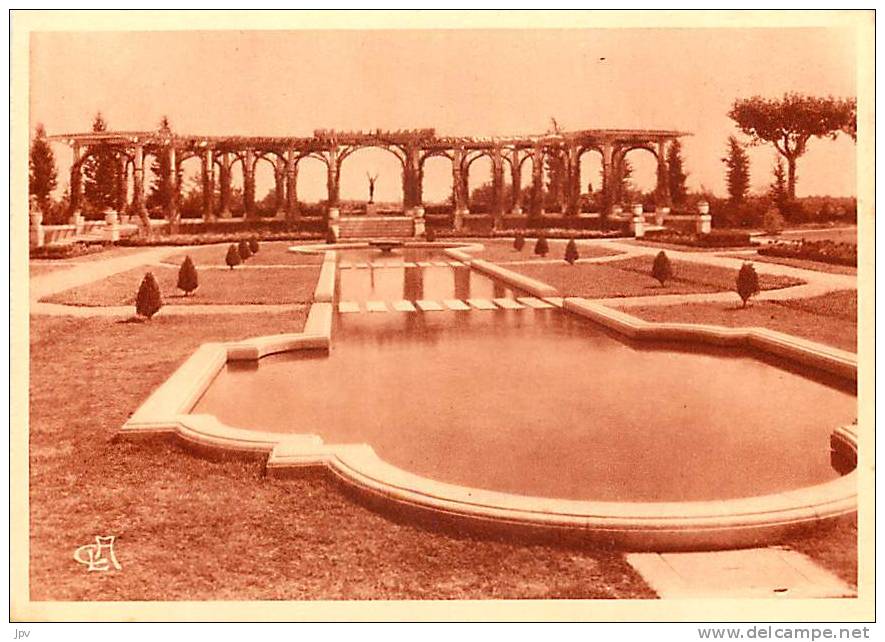 CARTE PUBLICITAIRE LA SOURCE PERRIER Près NIMES . LE MIROIR D'EAU ET LA PERGOLA . BISTRE . - Nîmes