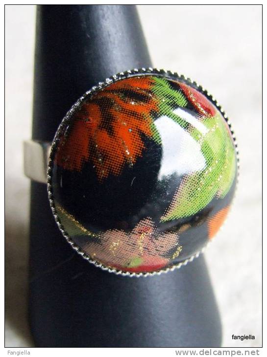 Bague Multicolore Fleurie Fond Noir Sur Anneau Réglable  Le Cabochon Mesure Environ 21x21mm. - Rings