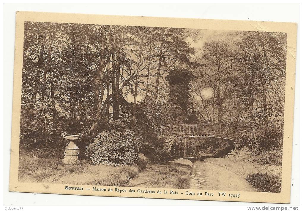 Sevran (93) : Le Pont En Fer Du Parc De La Maison De Repos Des Gardiens De La Paix En 1942. - Sevran