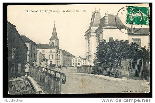 54 CIREY /        La Mairie Et Des Halles    / - Cirey Sur Vezouze