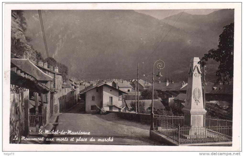 Carte Postale Des Années 30-40 De Savoie - Saint Michel De Maurienne - Le Monument Aux Morts Et La Place Du Marché - Saint Michel De Maurienne