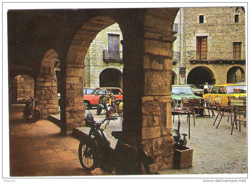 Espagne BESALU - Garrotxa - Soportales De La Plaza Mayor - Terrasse Café Mobylette VESPA R5 SIMCA - Gerona