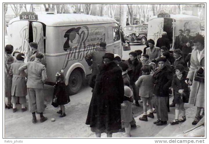 Photo Camions Publicitaires Yaourts J.a. Benoit, Citroën Traction 2ème Plan - Métiers