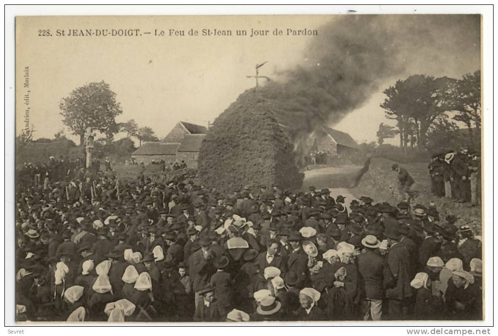 SAINT JEAN DU DOIGT. -  Le Feu De St-Jean Un Jour De Pardon - Saint-Jean-du-Doigt