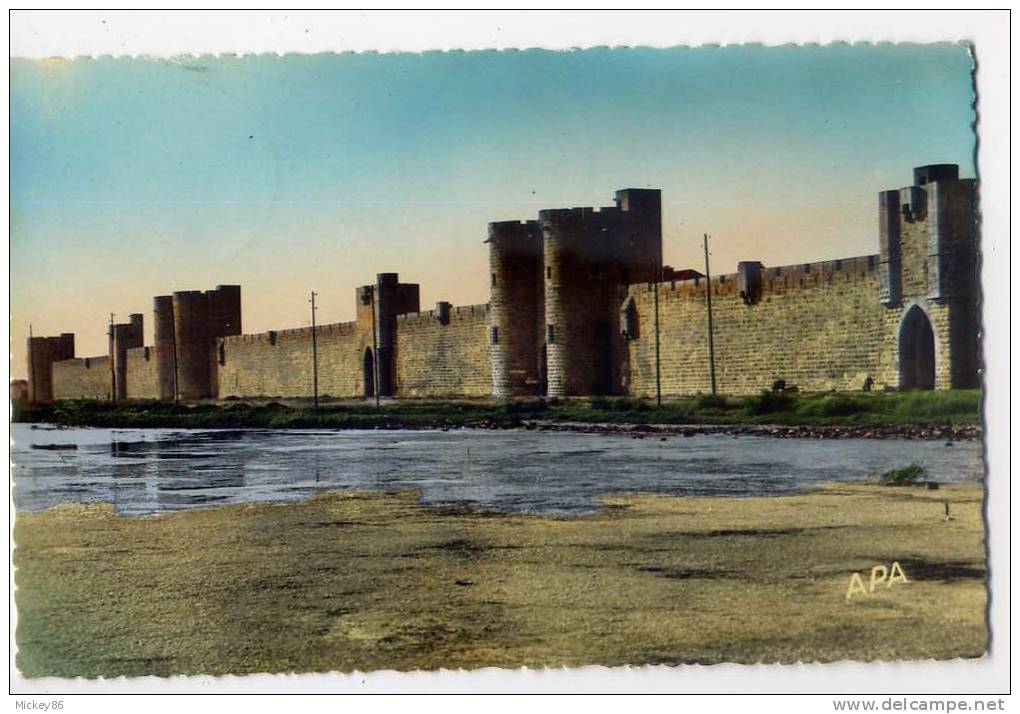 AIGUES-MORTES--1950--Les Remparts Du Sud ,cpsm Pt Ft N° 15 éd APA-POUX--Beau Cachet Sur Marianne Gandon - Aigues-Mortes