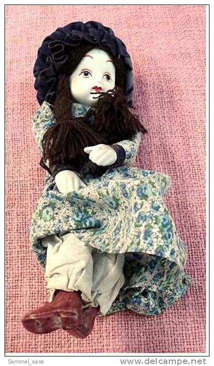 Kleine Süße Teil-Porzellan Puppe , Mit Hut Und Langen Zöpfen  -  Von Ca.1955  -  Größe Ca. 22 Cm - Puppen